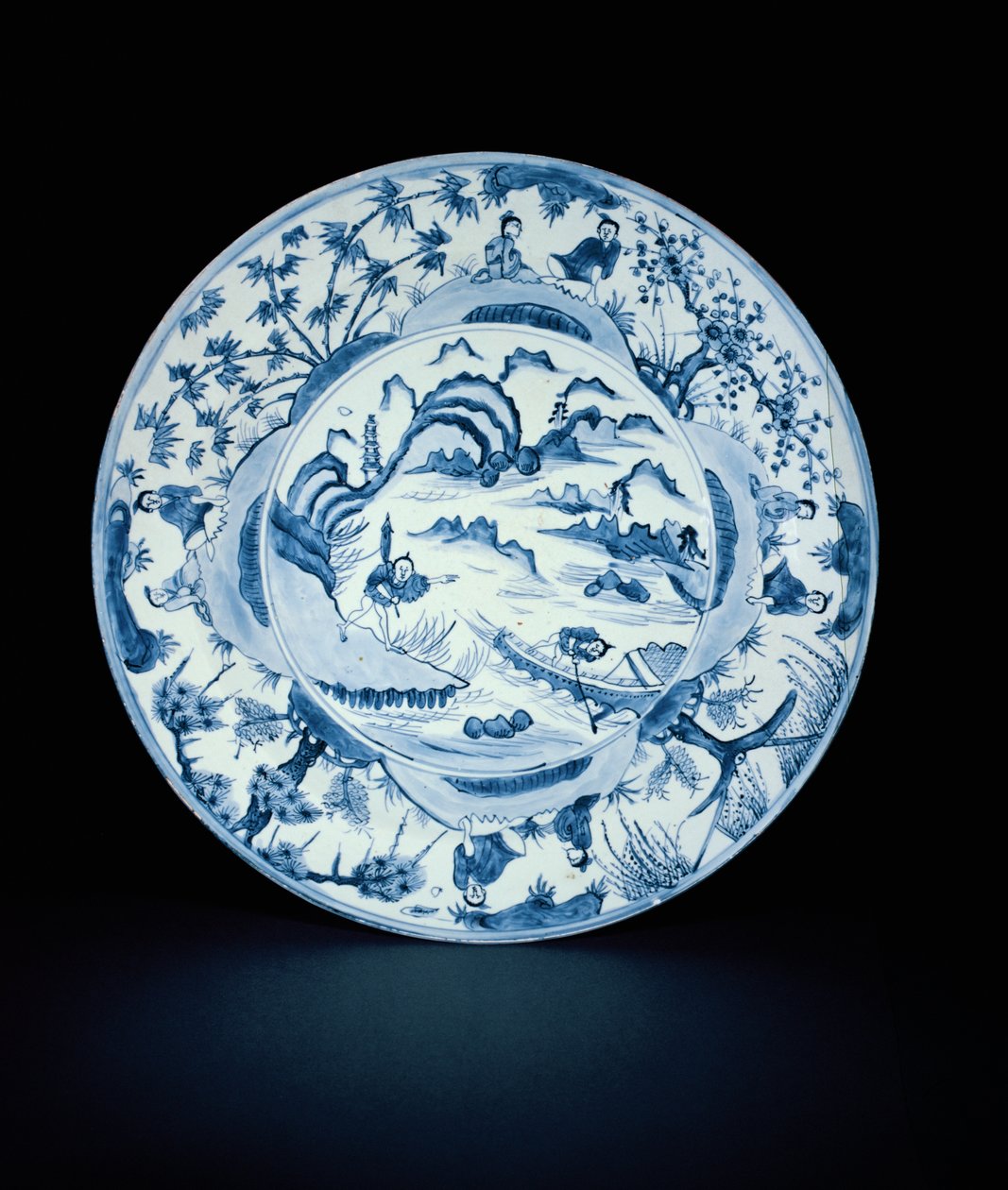 Prato azul e branco pintado com pescadores em uma cena do rio, Tianqi ou Chongzheng, 1620-30 (porcelana) de Chinese School