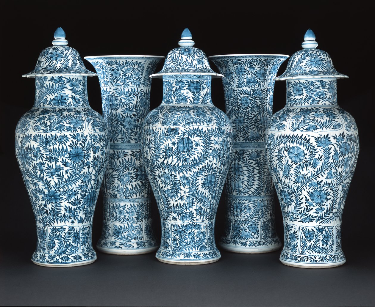 Garniture azul e branco, período de Kangxi (1662-1722) (porcelana) de Chinese School