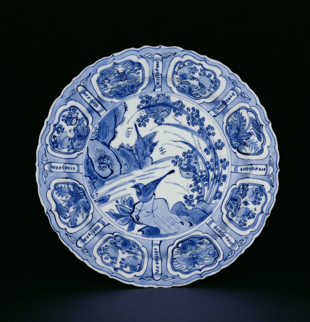 Placa de kraak azul e branco pintada com pássaros em uma paisagem, Egret mark, Wanli, 1595-1605 (porcelana) (ver 205991) de Chinese School