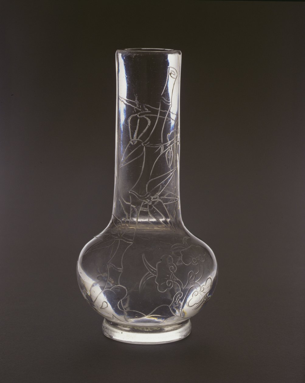 Frasco gravado com bambu, plantas e rochas do fungo lingzhi, marca e período de Qianlong, 1736-95 (vidro) de Chinese School
