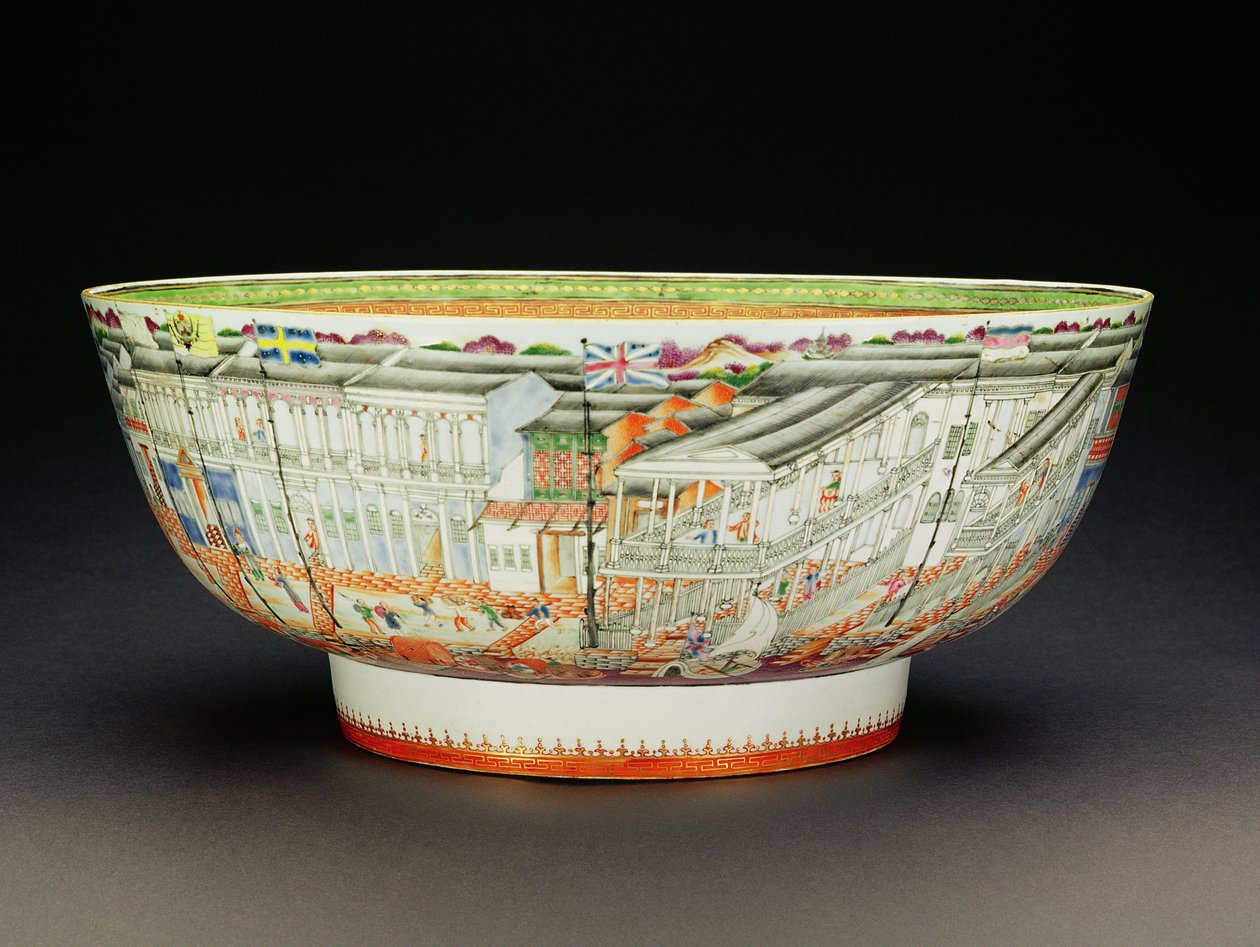Taça, decorada em paleta de mandarim com uma cena dos Hongs em Canton, Quianlong Period, c.1770 (porcelana) (ver 205912) de Chinese School