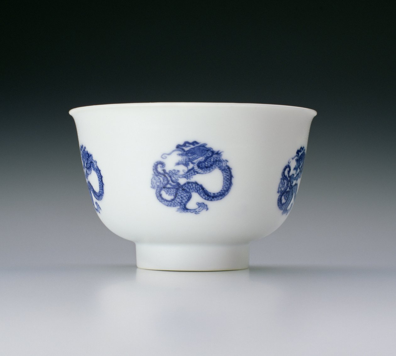 Taça, decorada com roldanas de dragão, marca Kangxi e período 1662-1722 (porcelana com underglaze azul) (ver também 142285) de Chinese School