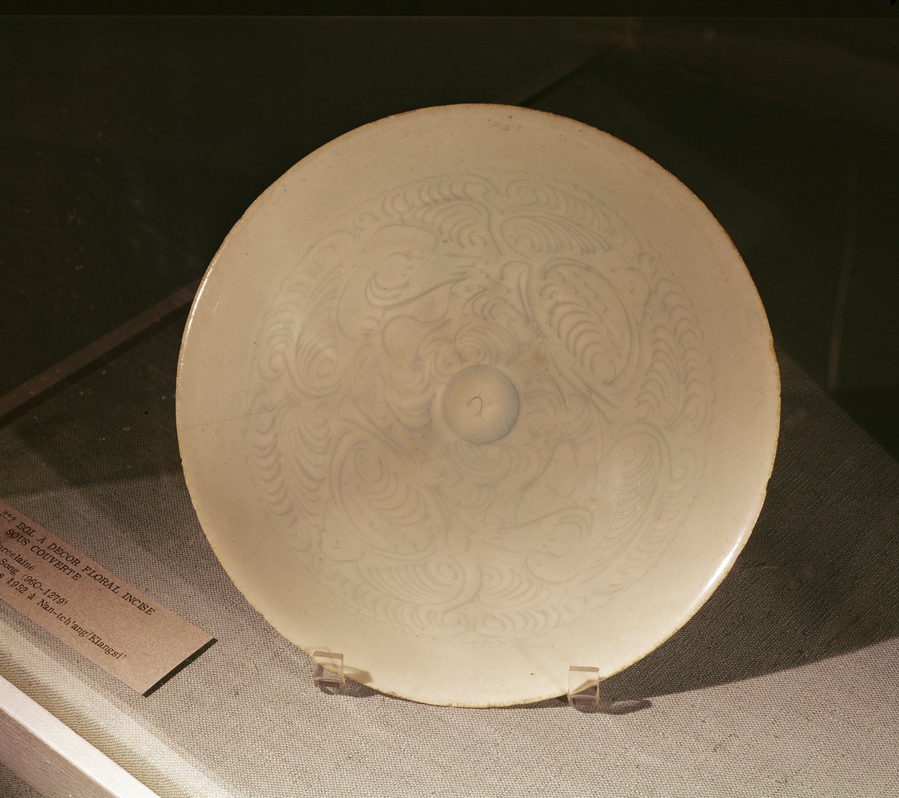 Taça com decoração floral incisa, de Nanchang, Província de Jiangxi, Dinastia Sung, séc. XII-XIII (porcelana) de Chinese School