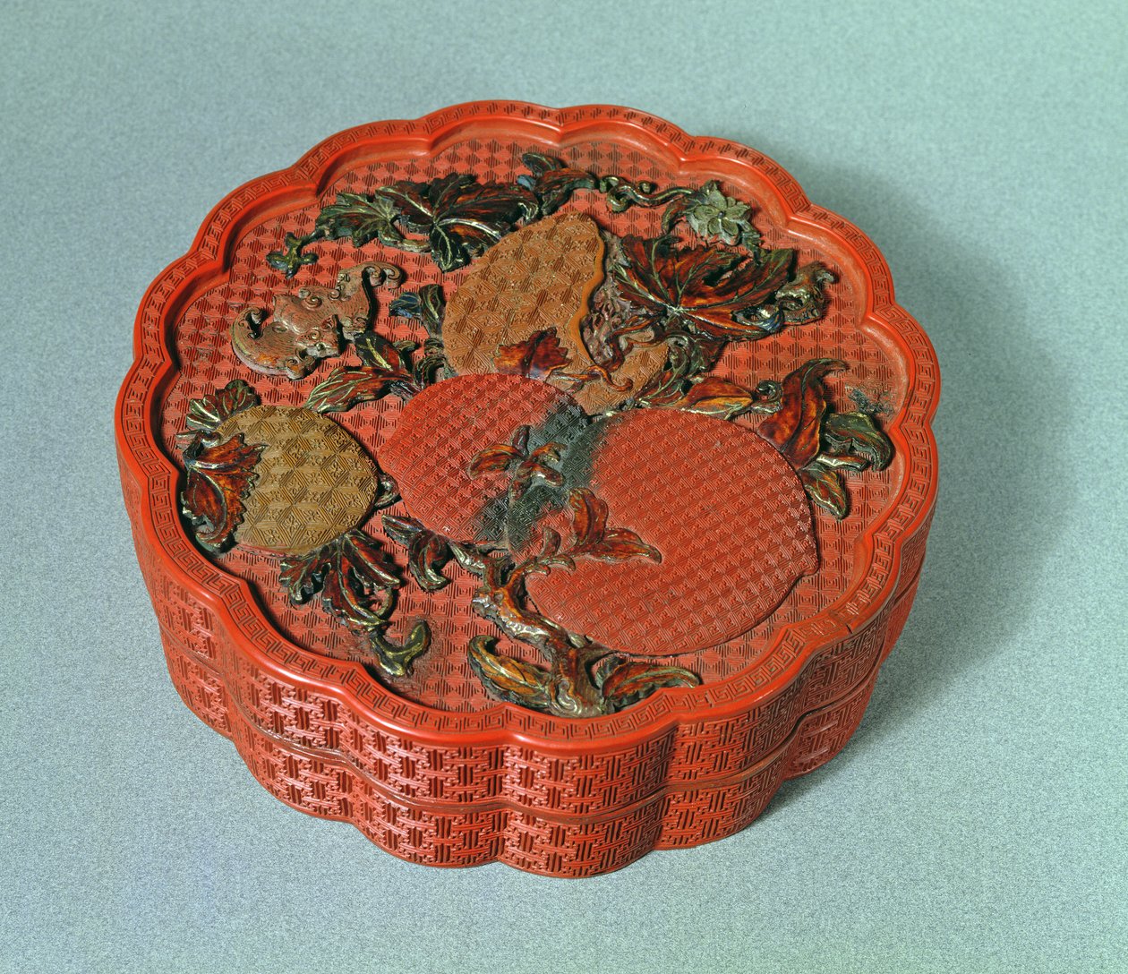 Caixa com decoração ocre, verde e marrom, século XVIII (laca de cinábrio) de Chinese School