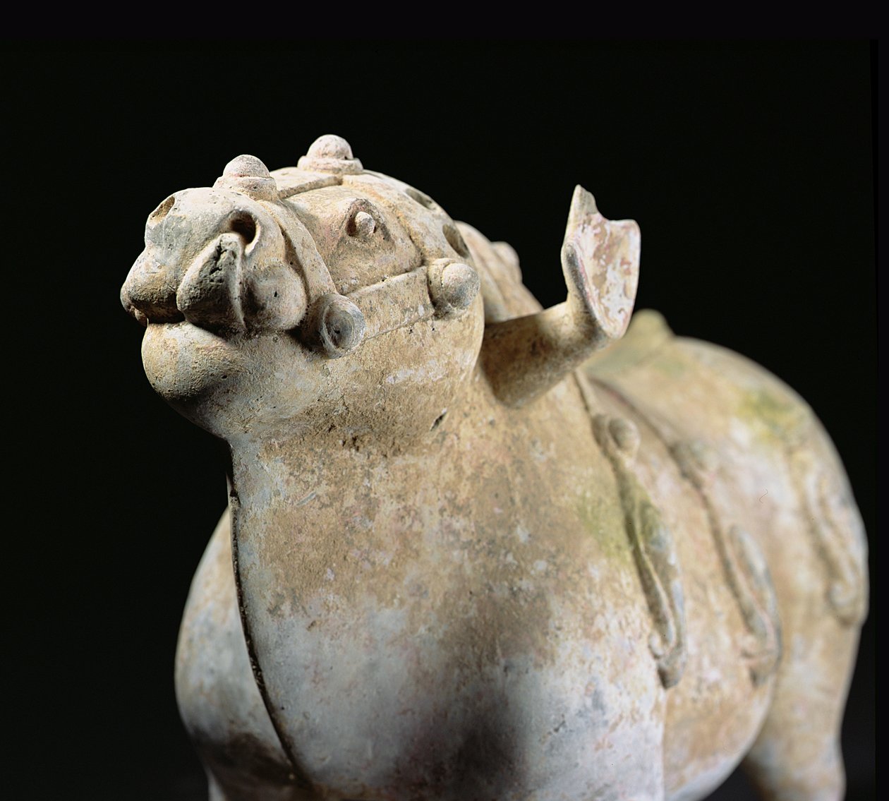 Bull, Período dos Reinos Combatentes (1027-220 aC) (faiança) (detalhe) (ver 176595) de Chinese School