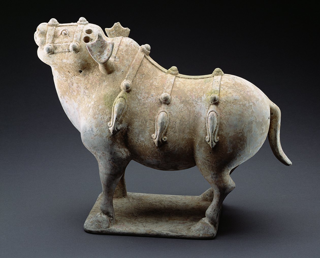 Bull, Período dos Reinos Combatentes, 1027-220 aC (louça de barro) de Chinese School