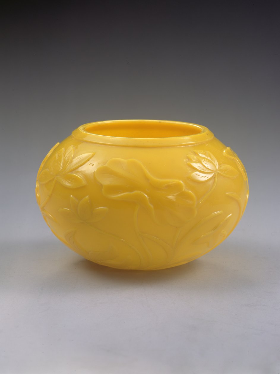 Tigela esculpida, período Qianlong (1736-95) (vidro colorido) (ver também 272125) de Chinese School