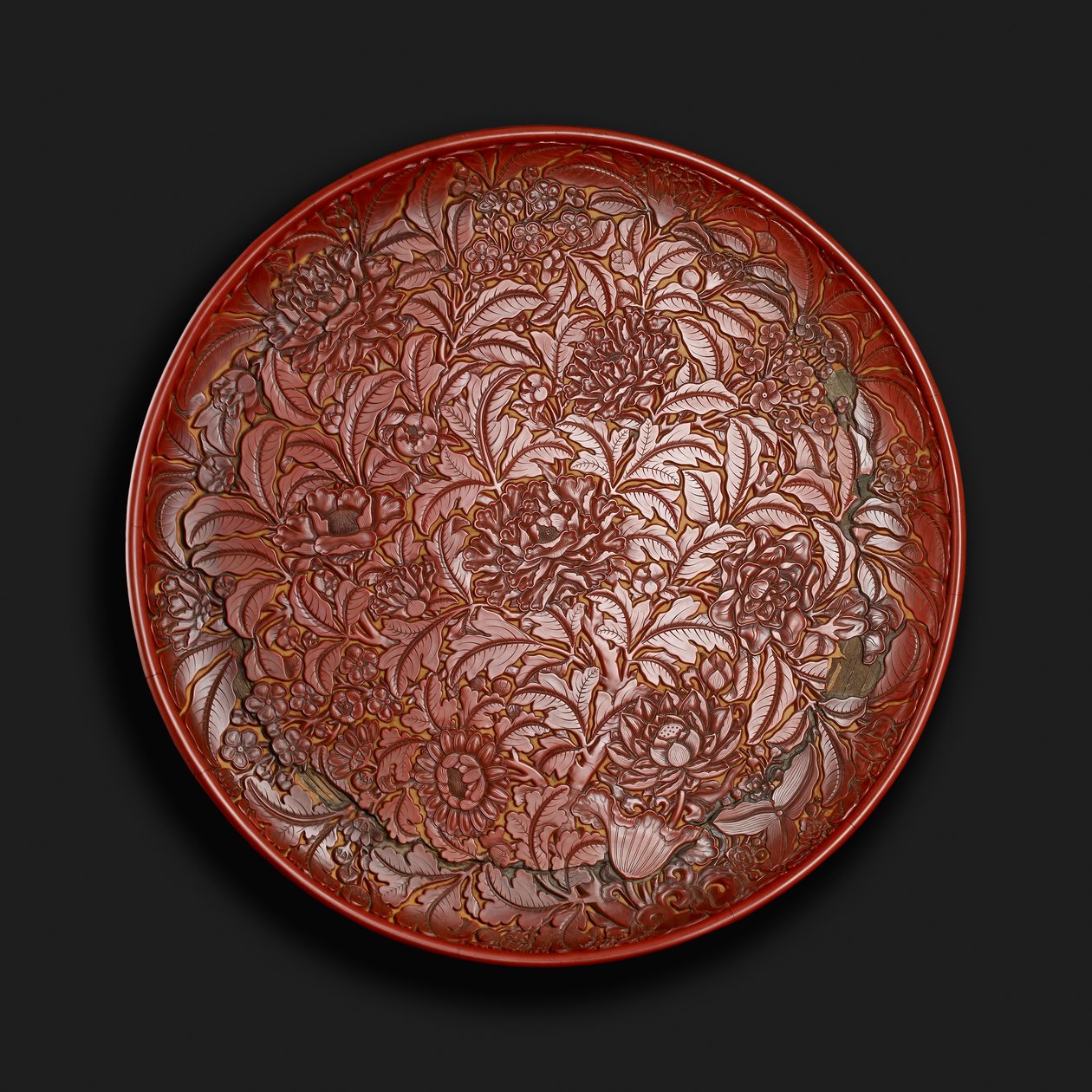 Prato esculpido com a marca de Xuande (1426-36) na base, chinês (laca vermelha sobre madeira) de Chinese School