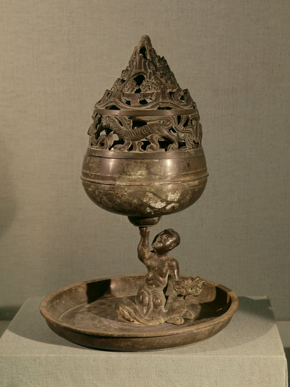 Incensário na forma da montanha cósmica &39;po-shan-lu&39; sustentada por um homem sentado em um monstro, da Tumba da Princesa Tou Wen, Mancheng, Hebei, Dinastia Han Ocidental (bronze) de Chinese School