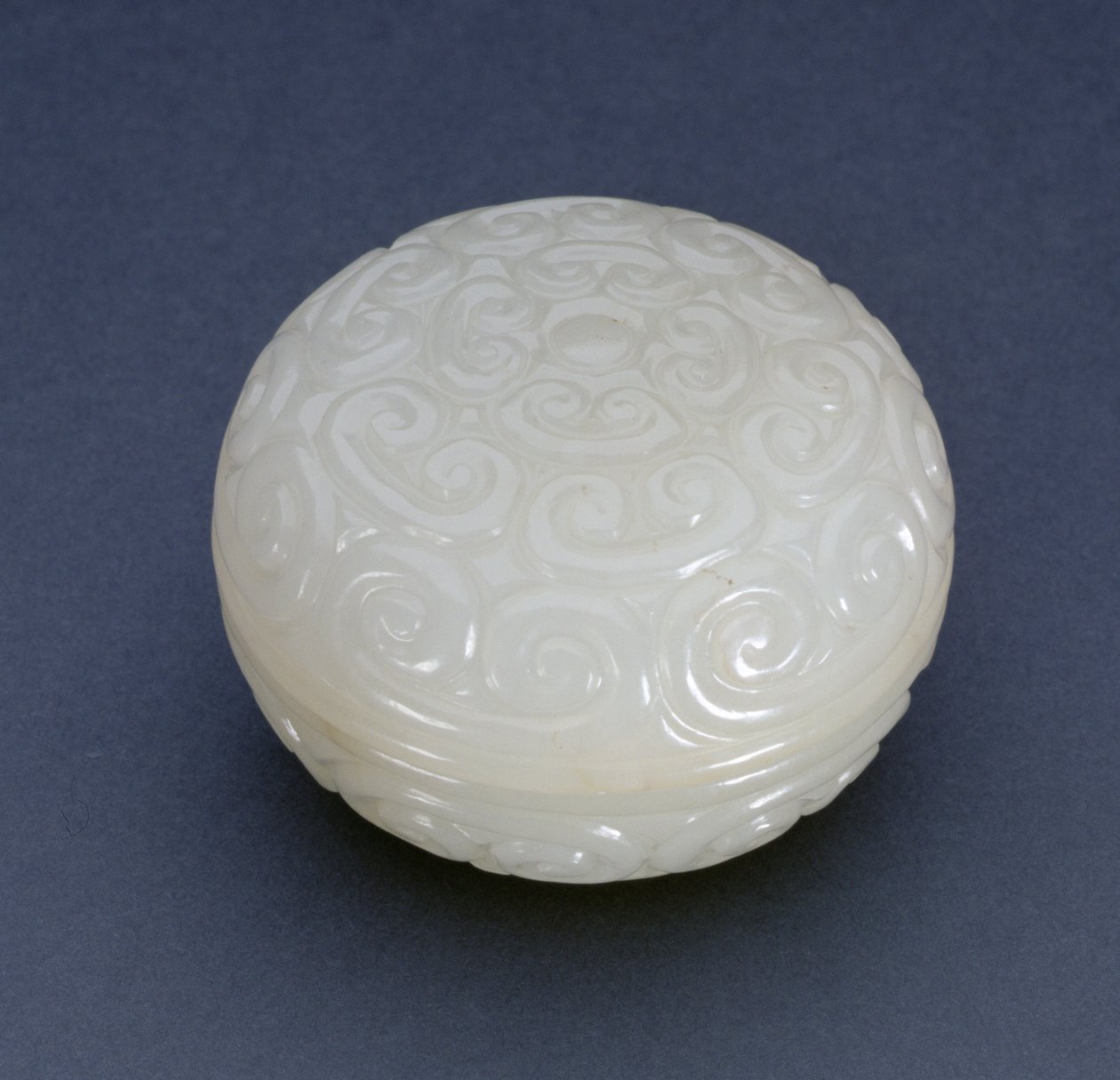 Caixa Circular Seal-Paste do estilo Guri laquer com pergaminhos lingzhi, dinastia Ming (pedra branca) (ver também 241120) de Chinese School
