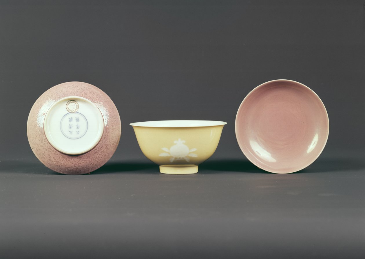 Taça Circular, período Chien Lung (1736-95) (cerâmica) de Chinese School