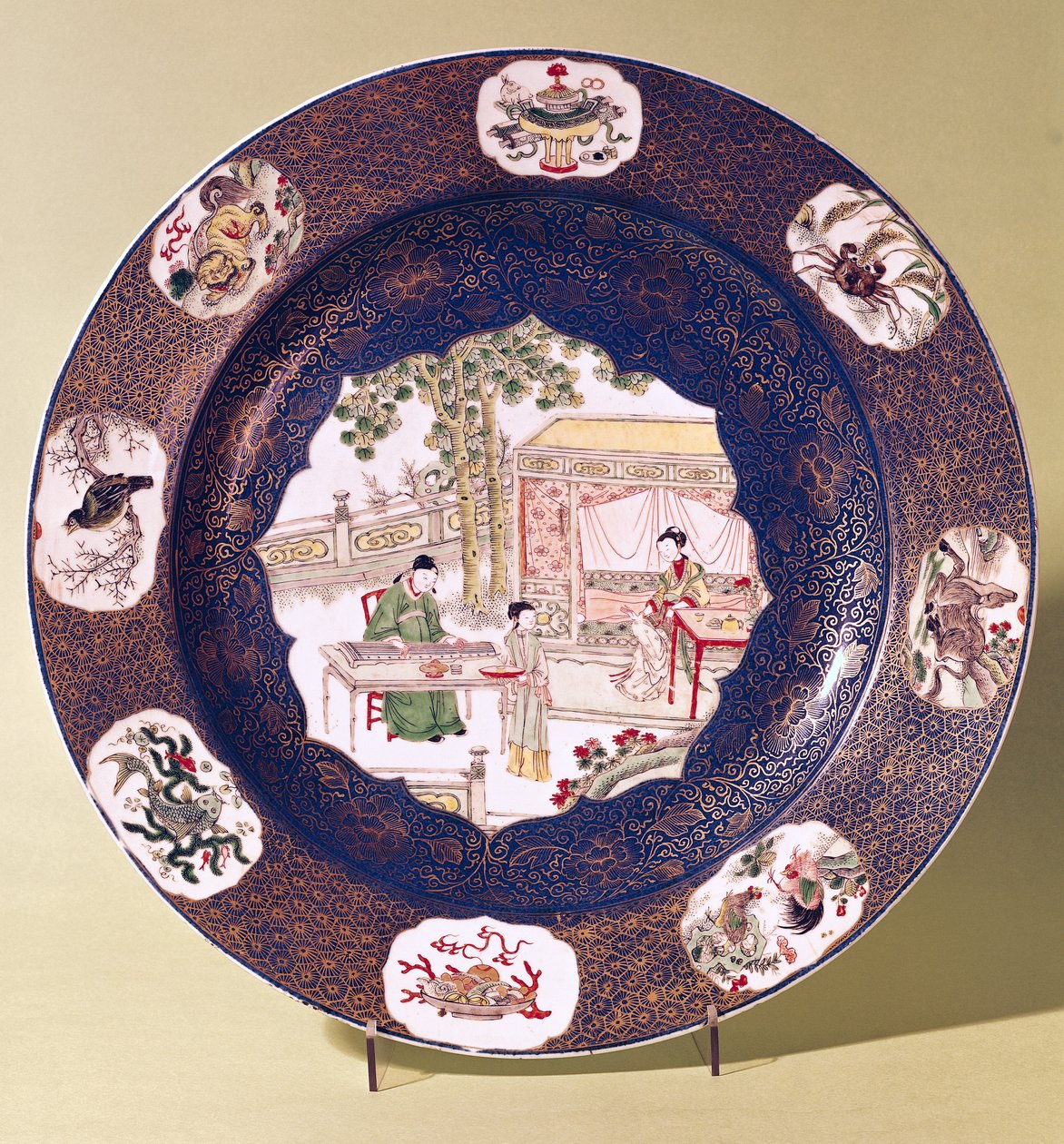 Prato circular com cena musical, Período Kangxi (1662-1722) (porcelana) de Chinese School