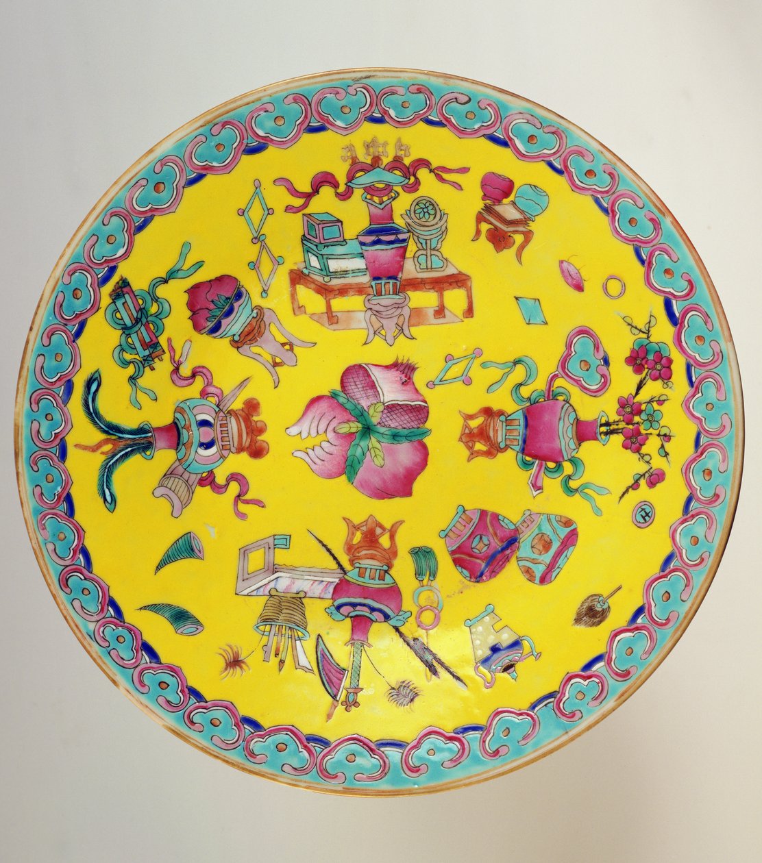 Prato decorado, 1736-95 (cerâmica) de Chinese School