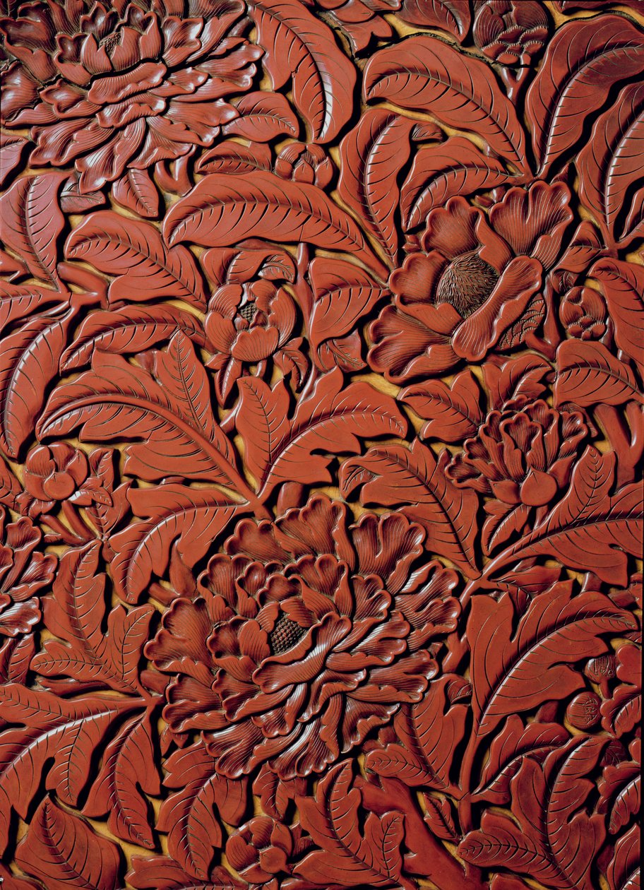 Detalhe de um prato esculpido com a marca de Xuande (1426-36) na base, chinês (laca vermelha na madeira) de Chinese School
