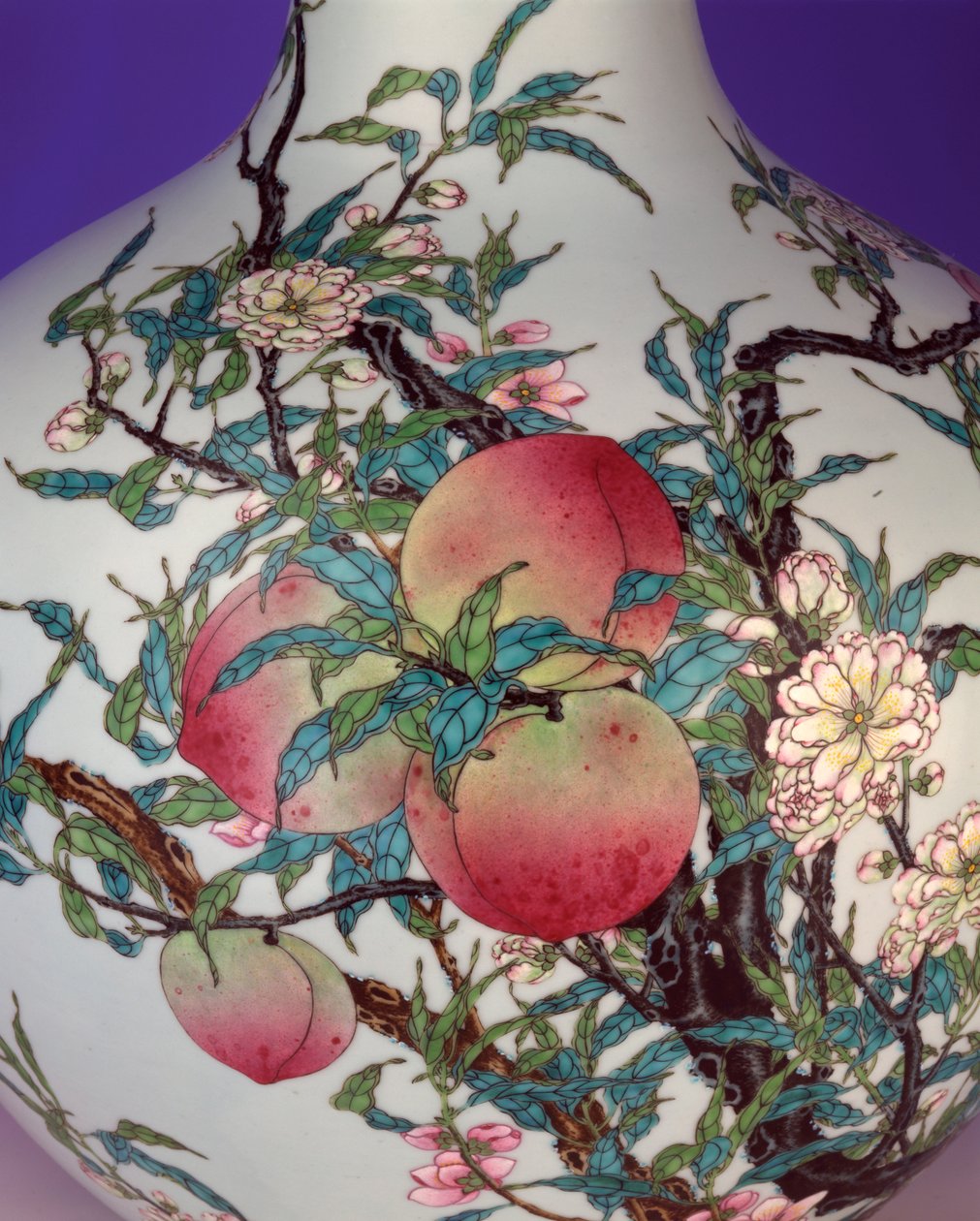 Detalhe de um magnífico vaso globular de nove pêssegos da família Rose, 1735-1795 de Chinese School