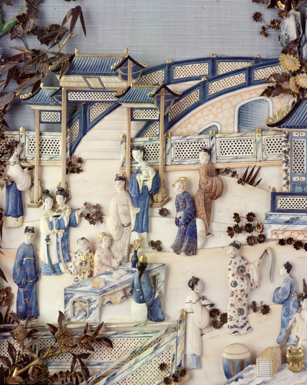 Detalhe do painel representando figuras em um terraço, período de Qianlong, 1736-95 (marfim policromado) (ver 203572) de Chinese School