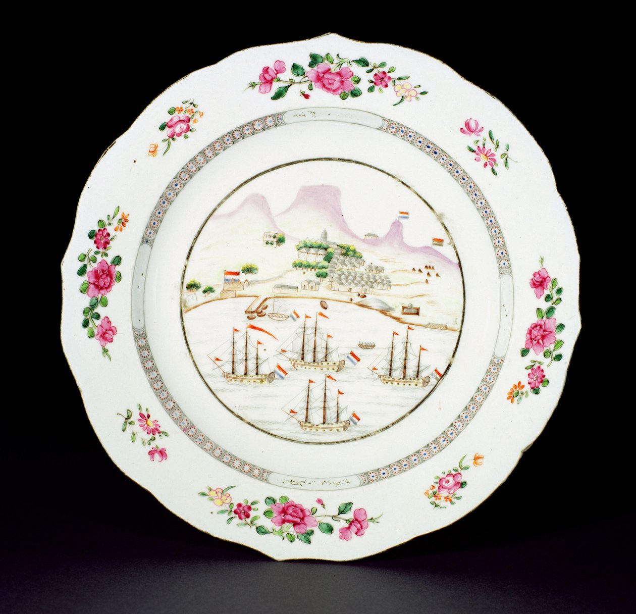 Jantar prato pintado em famille rose esmaltes mostrando Table Mountain e quatro navios voando a bandeira holandesa fora do cabo da boa esperança, período de Qianlong (1736-95) c.1770 (porcelana) de Chinese School