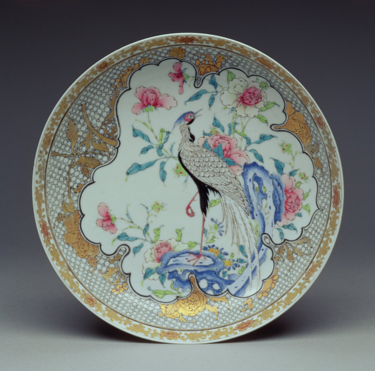 Prato pintado com um pássaro de cauda longa, pedras e flores, período de Yongzheng, 1725-35 (porcelana casca de ovo) de Chinese School