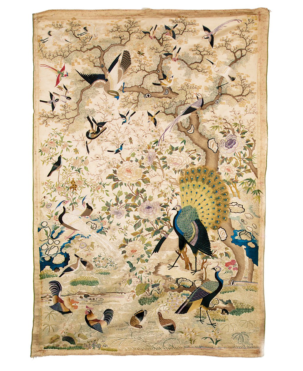 Painel bordado com um par de pavões e numerosos outros pássaros sob uma árvore retorcida com peônias e flores de prunus, Cantão de Chinese School