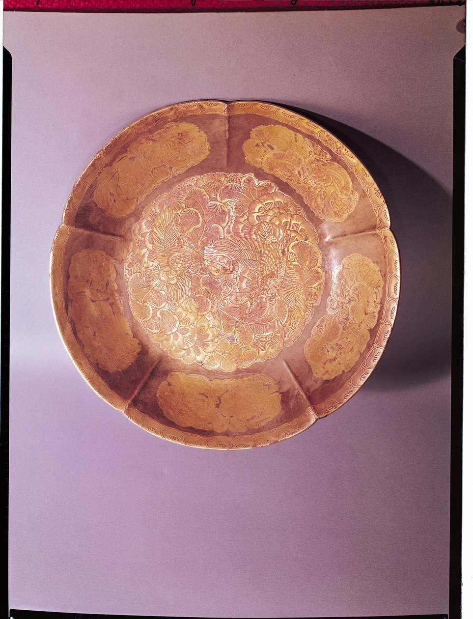 Prato gravado, dinastia Tang (618-907) (ouro e prata) de Chinese School