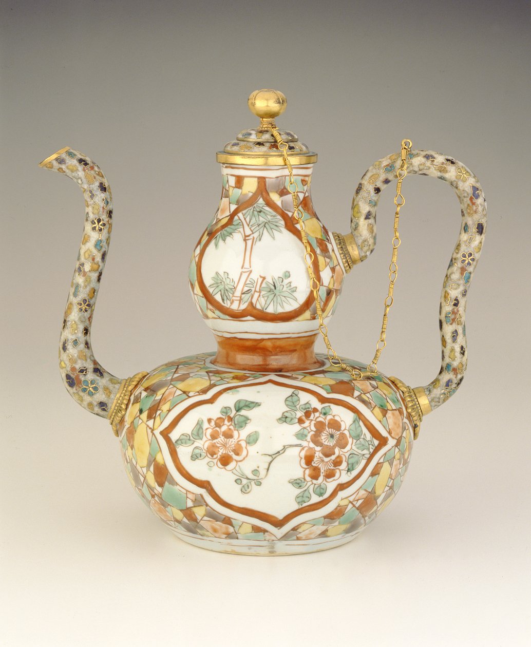 Ewer, dinastia Ming tardia, período Tianqi, 1621-27 (porcelana e cloisonne esmalte) de Chinese School