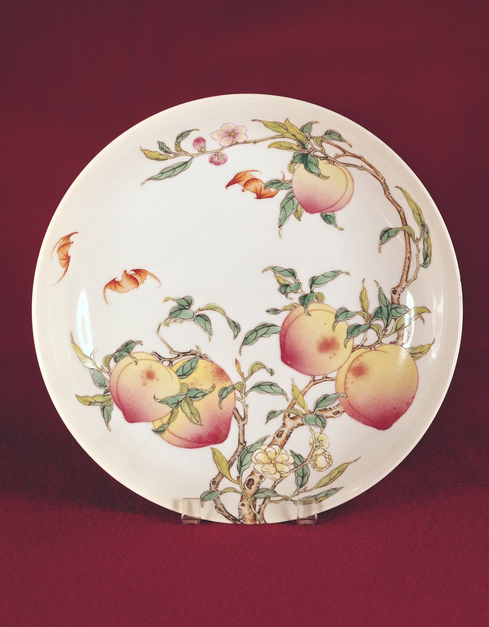 Famille rose plate decorada com um padrão de damascos, dinastia Qing (porcelana) de Chinese School