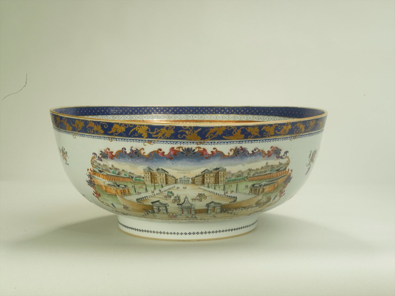 Famille rose punch bowl com painel foliáceo oval representando o Hospital Foundling na década de 1750, período Qianlong (1736-95) c.1790 (cerâmica) (ver também 294699) de Chinese School