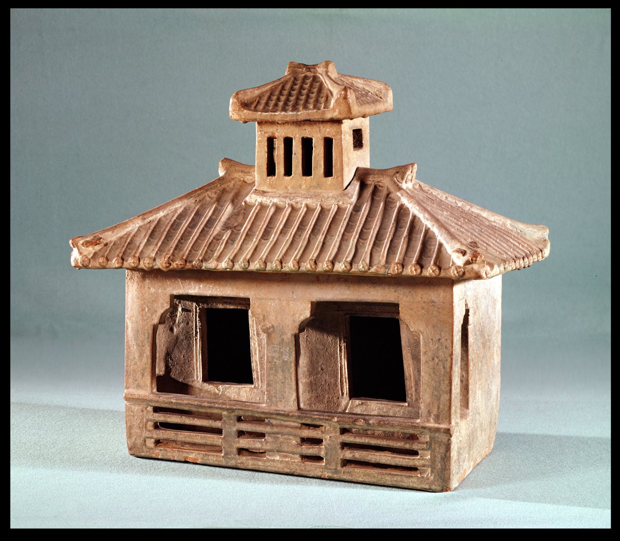 Modelo funerário de uma casa, dinastia Han (206 aC-220 dC) (terracota) de Chinese School