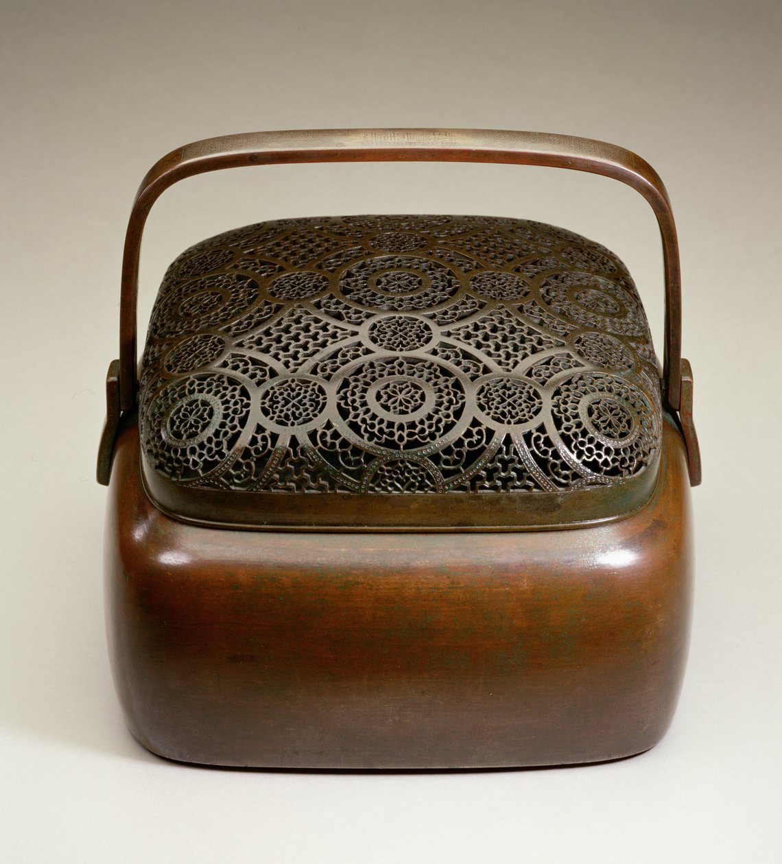 Handwarmer, feito por Tsui-li Wang Feng-chiang em Chia-hsing, Chekiang, dinastia Ming (cobre batido e furado) de Chinese School