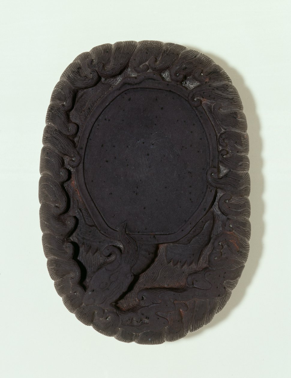 Tinta esculpida como a grande e mítica tartaruga Lo-shu entre as ondas, provavelmente a dinastia Ming (pedra tuan cinza) (subaquática) (ver também 142695-6) de Chinese School