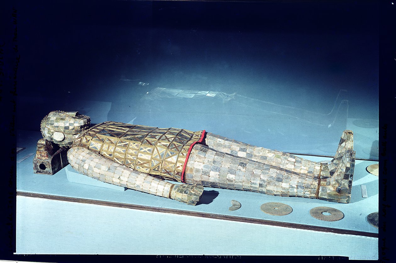 Terno de enterro de Jade, do túmulo da Princesa Tou Wan, esposa de Liu Sheng (d.113 aC) de Lingshang, Man-ch&39;eng, Hopei, Dinastia Han Ocidental (jade com fio de ouro) de Chinese School