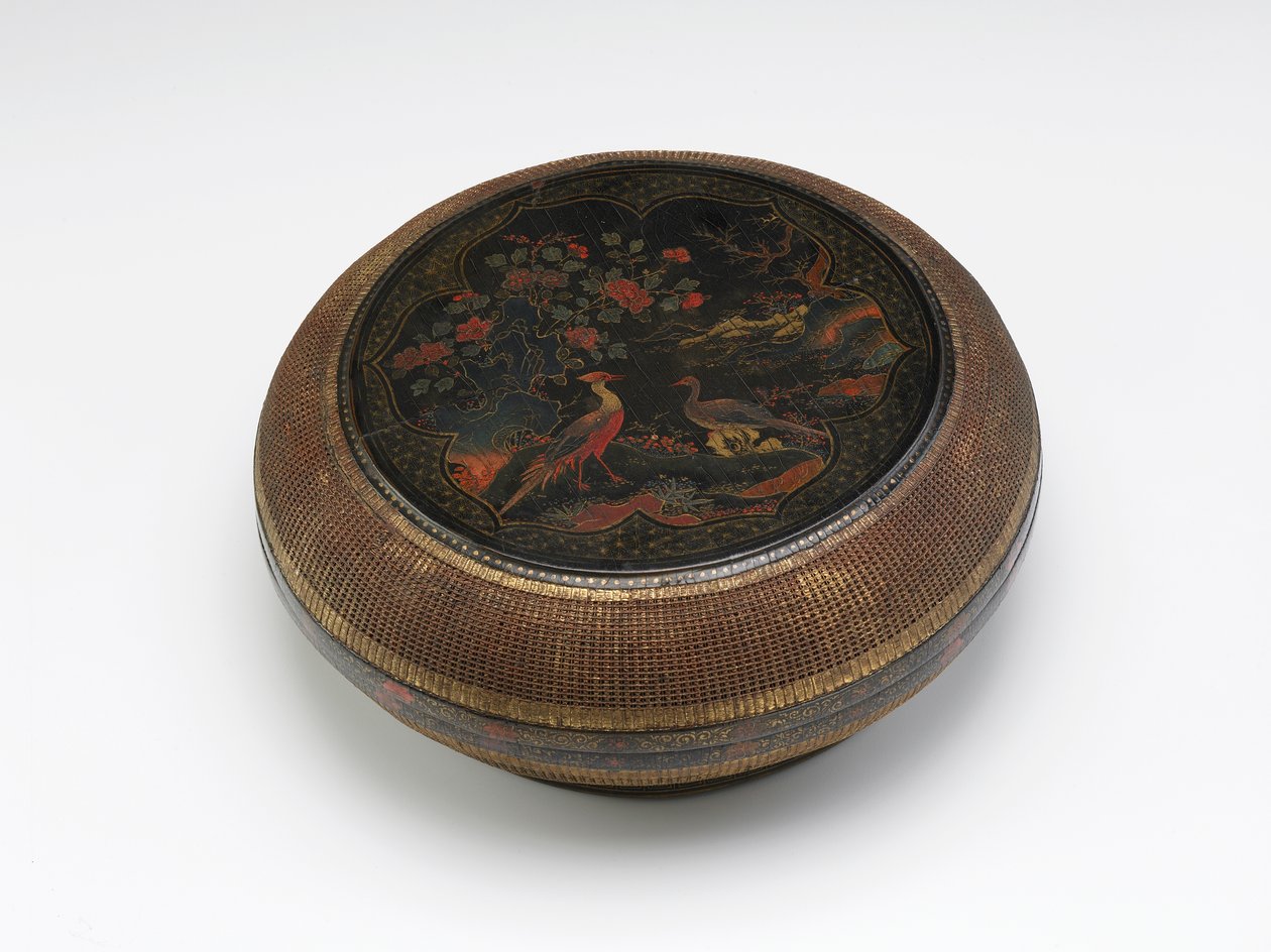 Caixa circular de painel lacado e cestaria, 17º aniversário (lacagem preta sobre núcleo de madeira com pigmentos policromos dourados e cestaria de bambu) de Chinese School