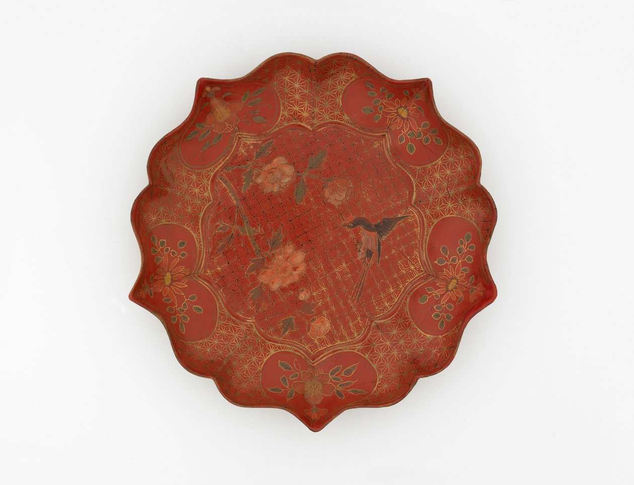 Prato lacado com ouro inciso e decoração pintada, séc. XVI-XVII de Chinese School