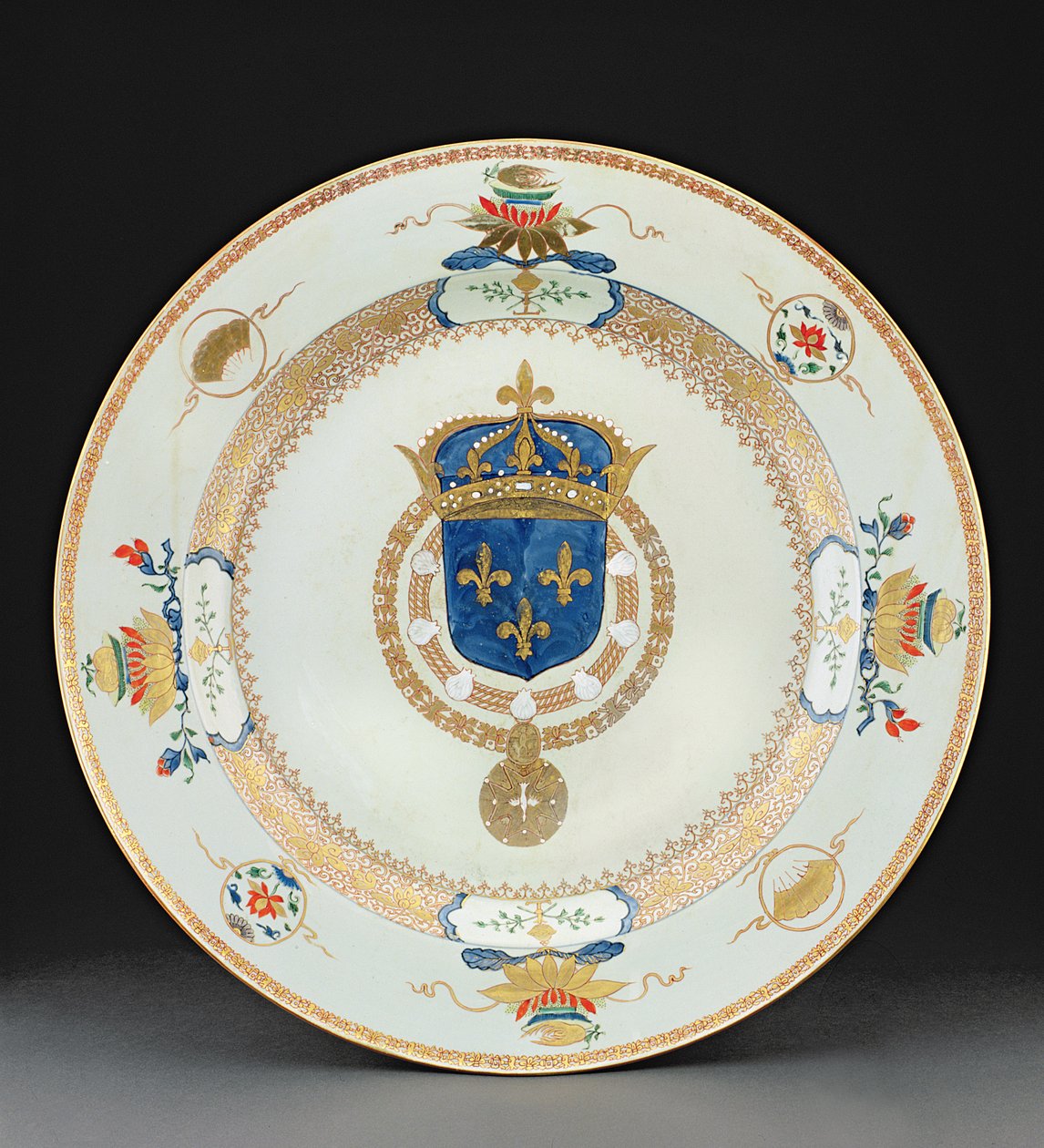 Grande carregador heráldico com as armas do rei da França, c.1730 (porcelana) de Chinese School