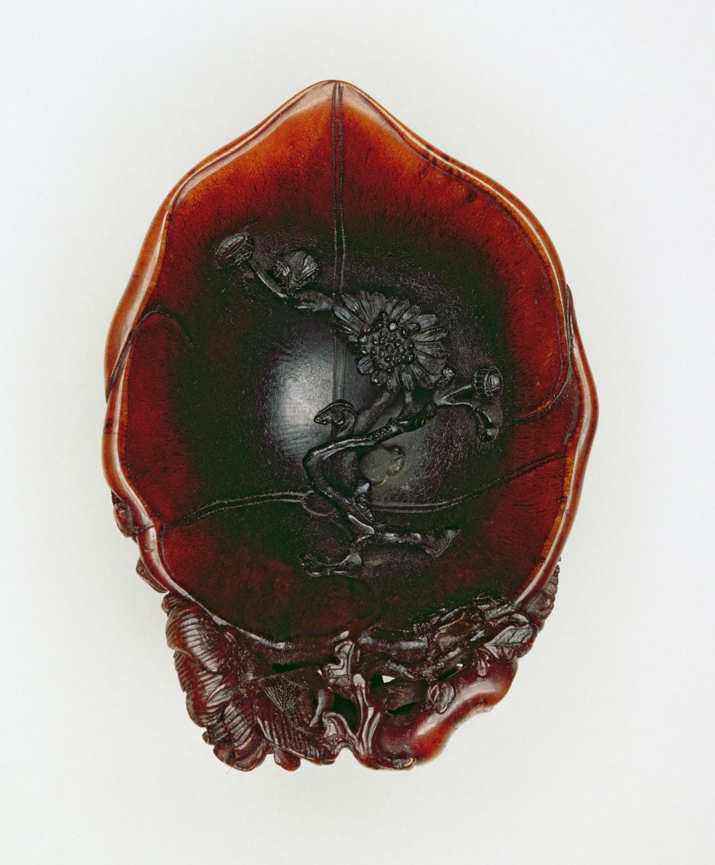 Copa Libation, Qianlong período 1736-95 (chifre de rinoceronte esculpido) (ver 142653-5 e 142692) de Chinese School