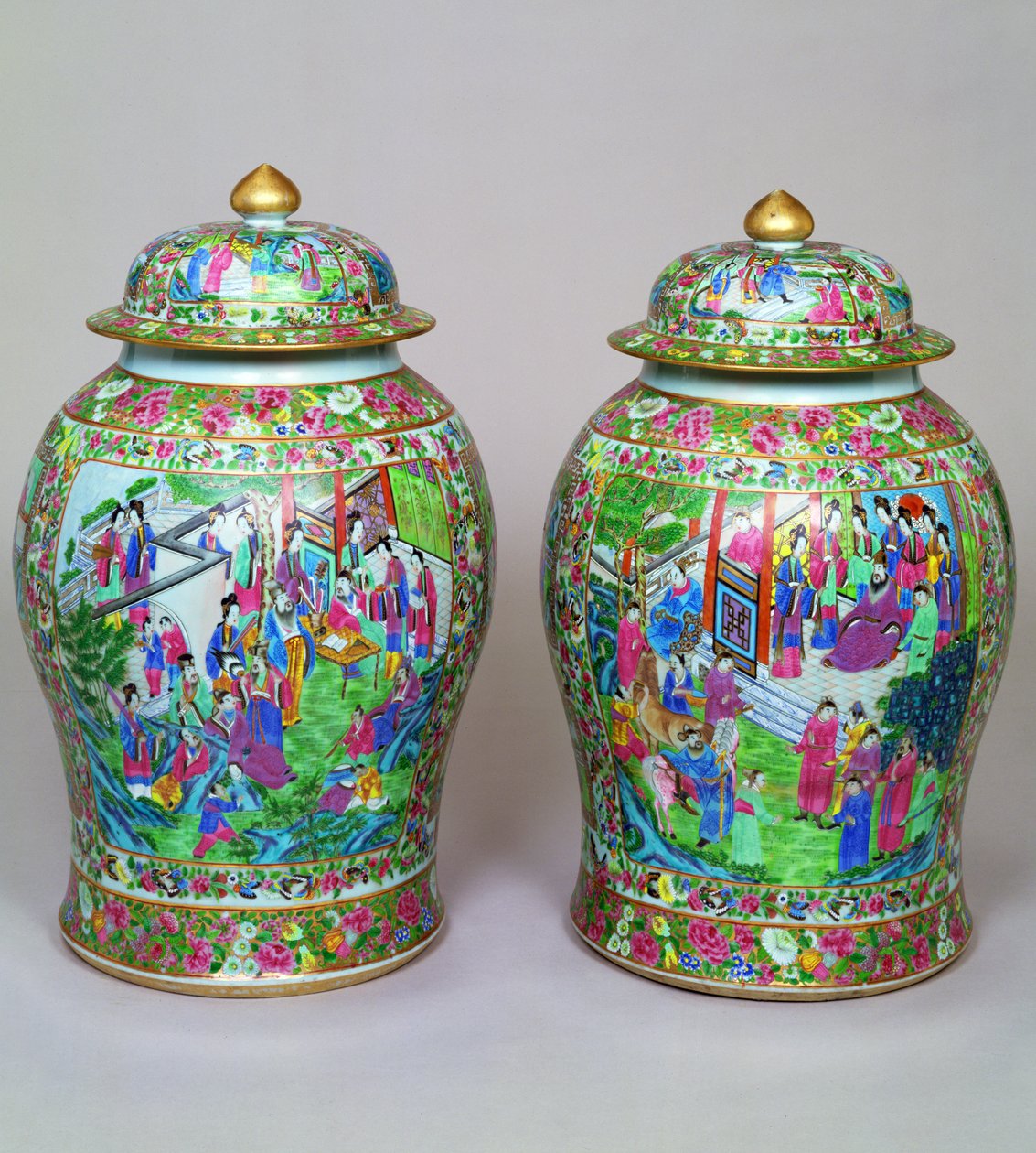 Par de vasos de balaústre rosa da família Canton e tampas em forma de cúpula, início do século 19 de Chinese School