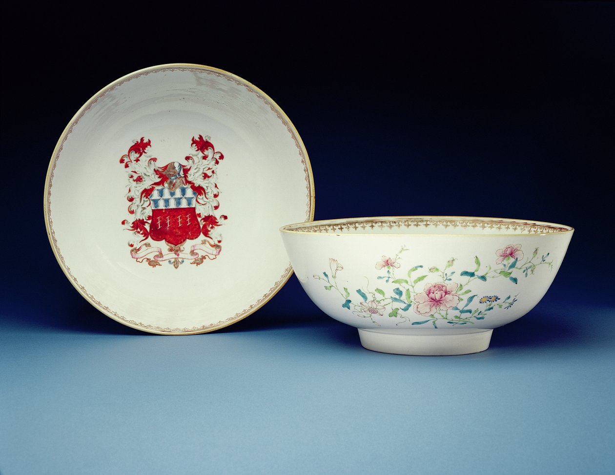 Par de taças decoradas em esmaltes rosa famille com os braços de Joynes, período Yongzheng (1723-35) (porcelana) de Chinese School