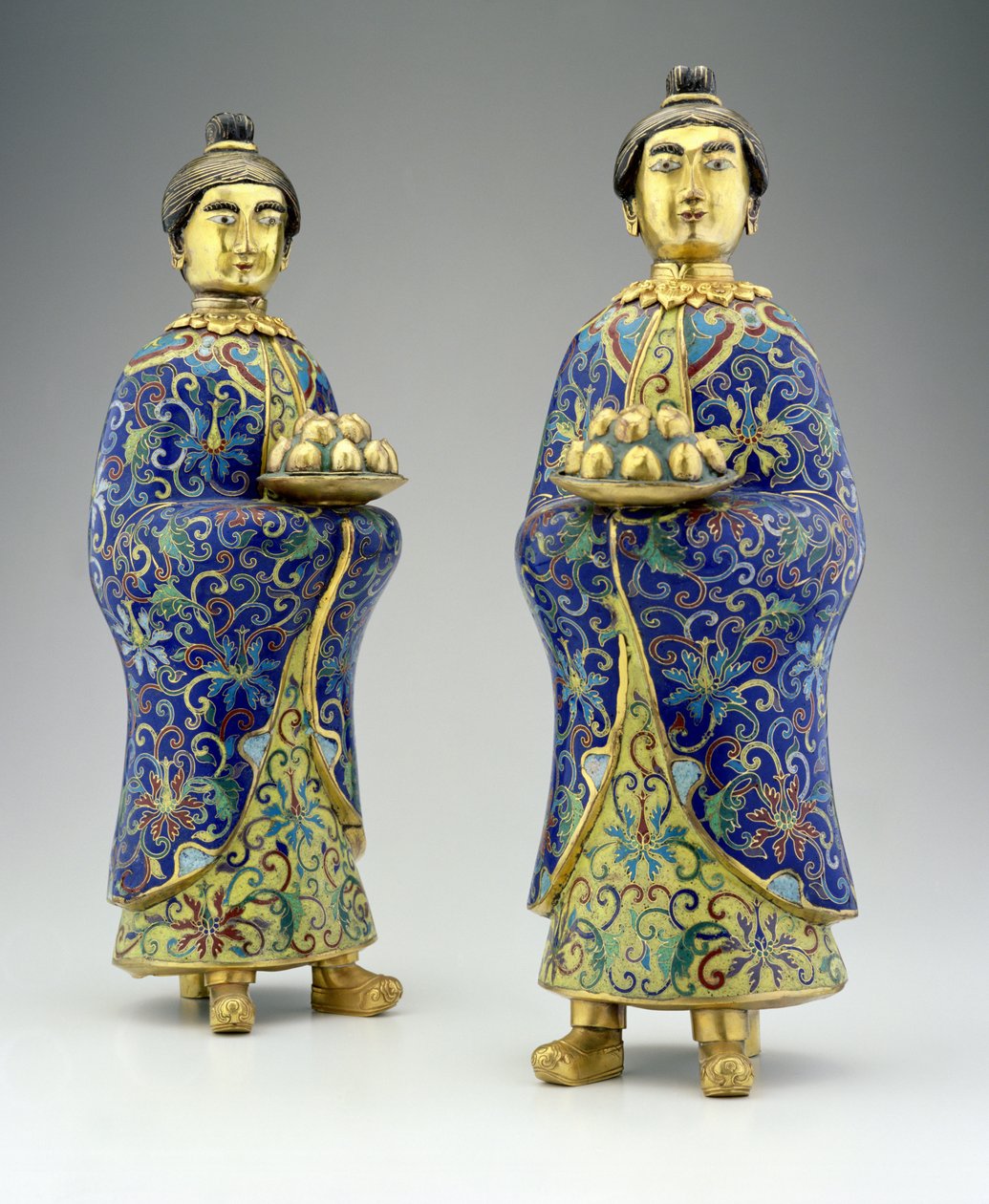 Par de atendentes femininas, período Qianlong, 1736-95 (cloisonne esmalte) de Chinese School
