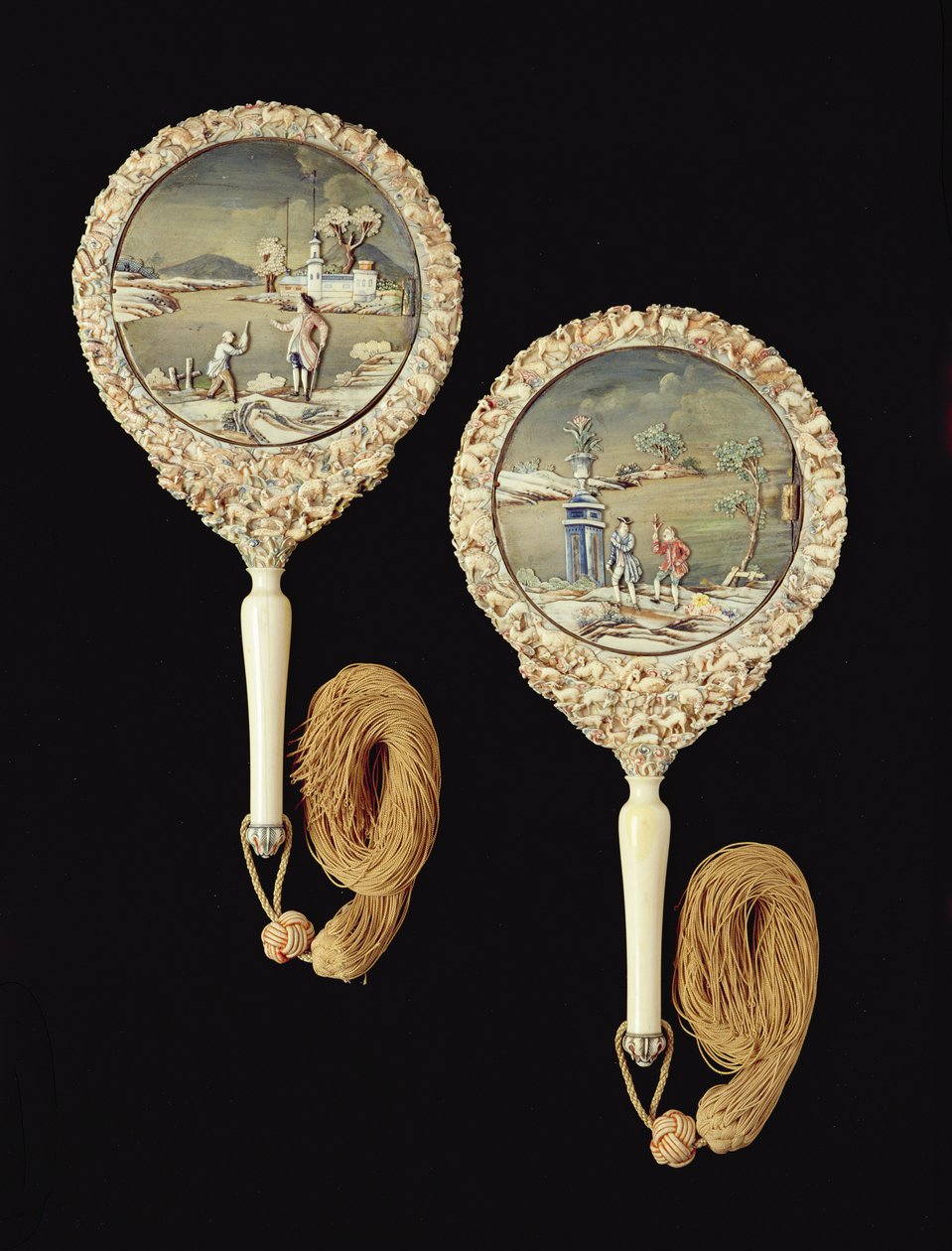 Par de espelhos de mão, provavelmente feitos em Canton, período Qianlong, 1736-95 (marfim policromado) (ver 207209) de Chinese School