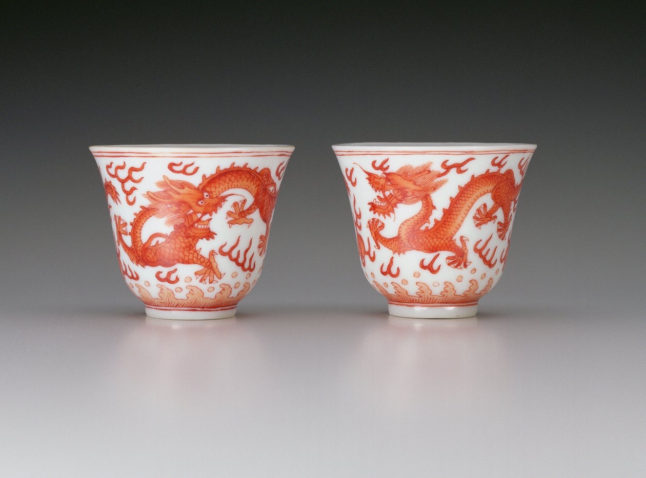 Par de xícaras de vinho, representando dragões de cinco garras em busca de pérolas flamejantes, marca Guangxu e período 1875-1908, chinês (porcelana com decoração de ferro vermelho) de Chinese School