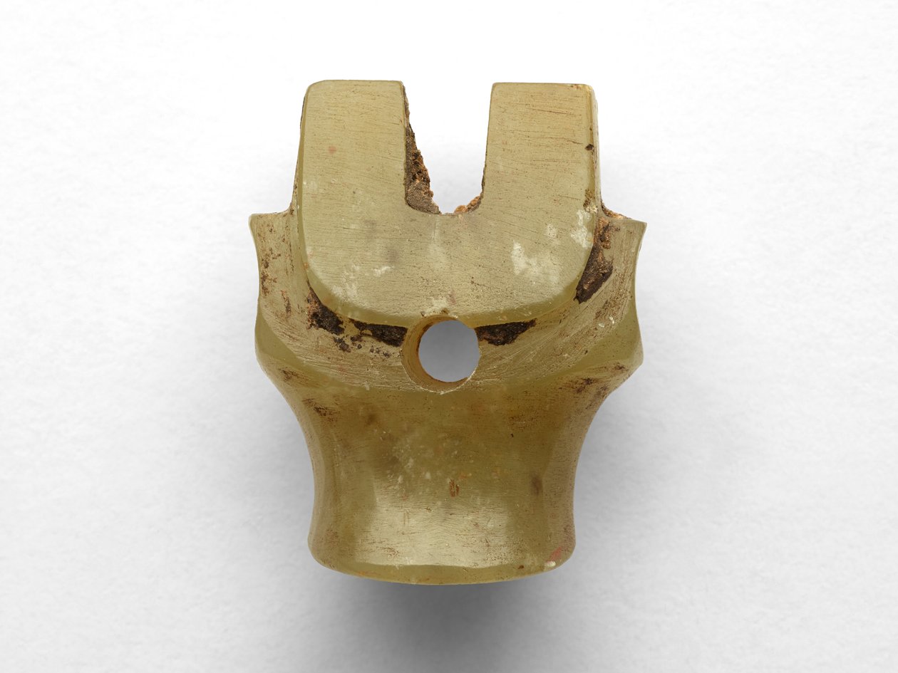 Pingente em forma de cabeça bovina, retrabalhada, c.1100-1000 aC de Chinese School
