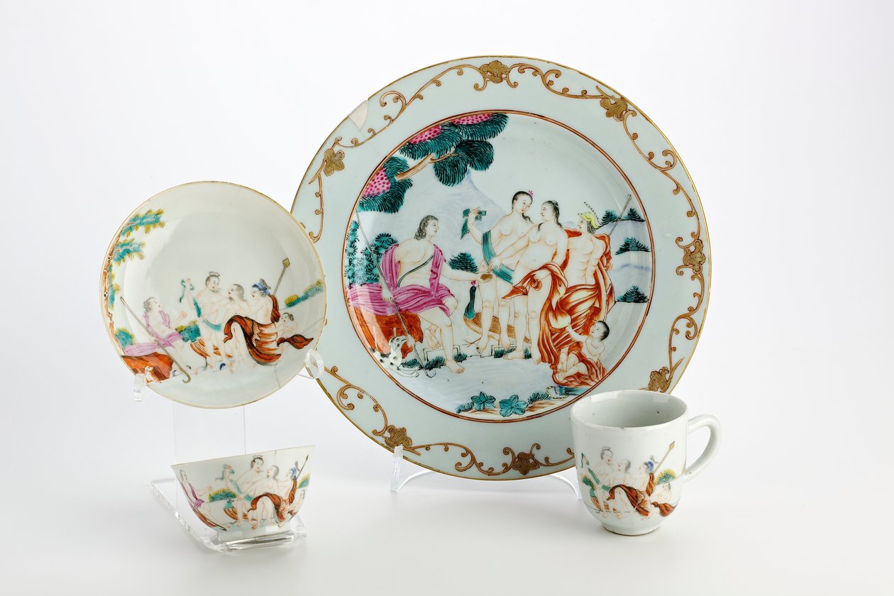 Prato, bule de chá, xícara de café e pires decorado com representações do Julgamento de Paris (porcelana) de Chinese School