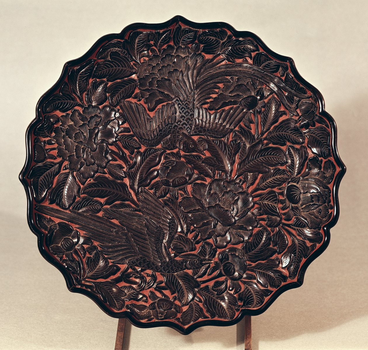 Placa com motivos florais e duas aves, Dinastia Yuan (1271-1368) (madeira lacada) de Chinese School