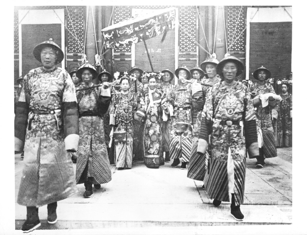 Retrato, de, TzU-Hsi, (1835-1908), imperatriz, viúva, de, china, com, ladies-in-waiting, e, guardas de Chinese School
