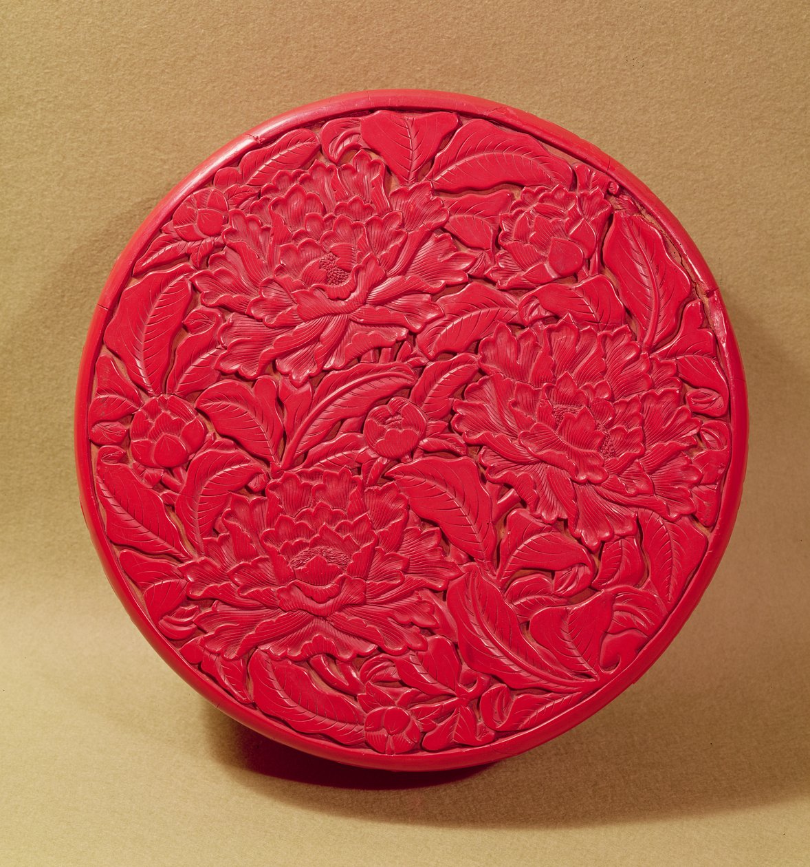 Caixa de laca vermelha decorada com peônias, c.1426-35 (verniz sobre madeira) (ver também 52020) de Chinese School