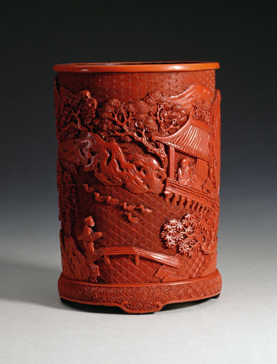 Escova moldada em vermelho, representando o famoso calígrafo Wang Hsi-chih (c.307-365 dC) sentado em seu retiro no pavilhão, olhando para os gansos em uma lagoa e um menino cruzando uma ponte, a dinastia Ching, Qianlon de Chinese School