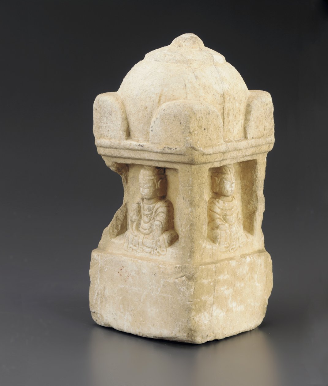 Pequena stupa, teto abobadado e figuras budistas ocupando recessos em todas as 4 faces, pedestal quadrado, Período de divisão, 557-581 de Chinese School