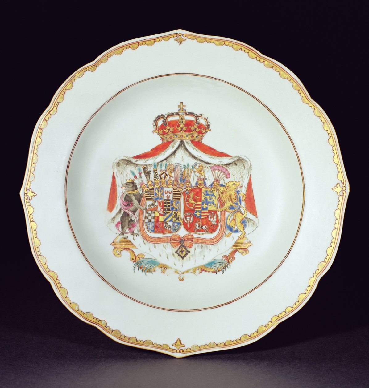 Prato de sopa decorado em dourado e esmaltes com os braços de Christian Auguste, Príncipe de Anhalt-Zerbst (1690-1747) e Johanna Elizabeth de Holstein-Gottorp (1712-60), pais de Catarina, a Grande de de Chinese School
