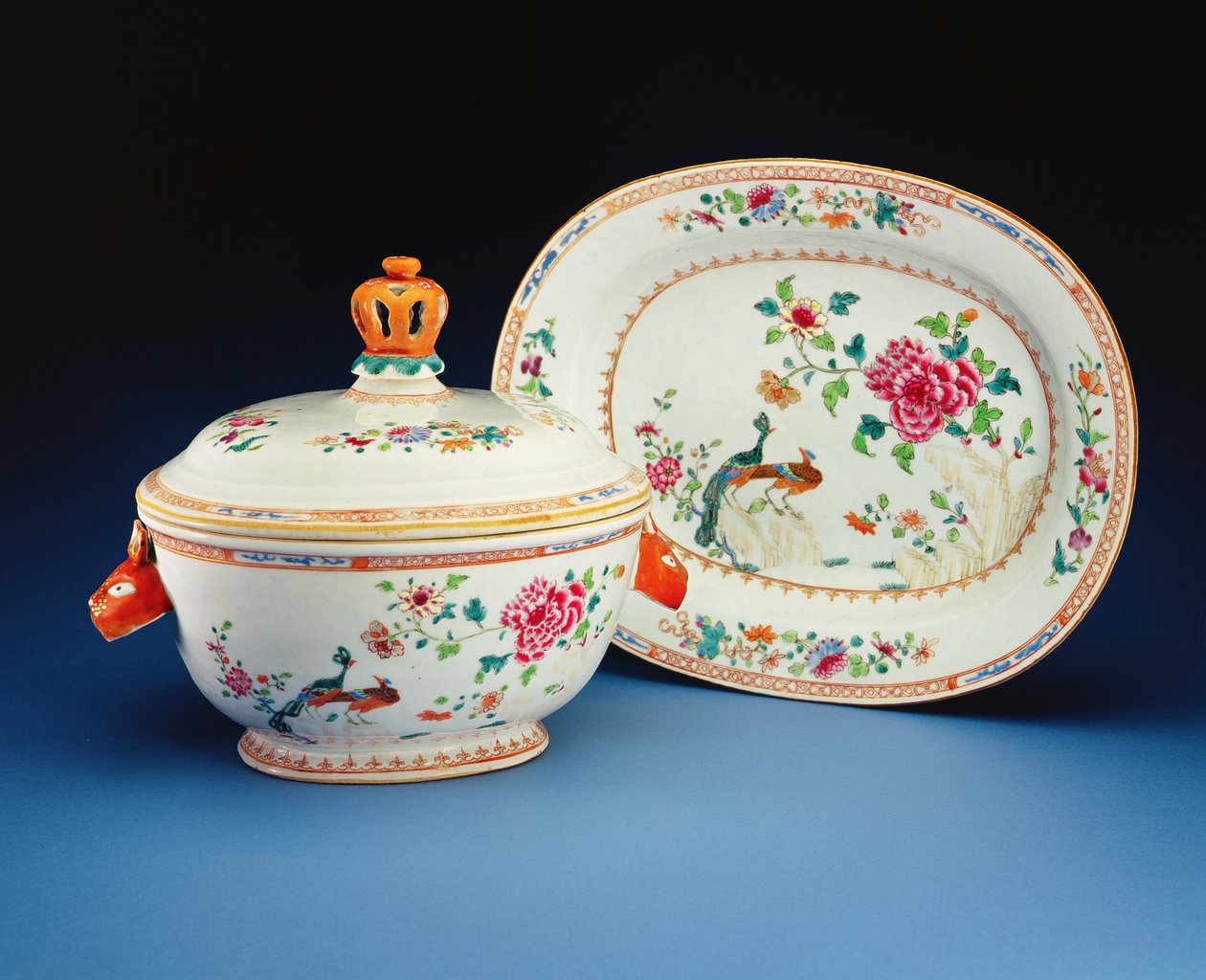 Terrina, tampa e suporte pintados com o padrão Duplo Pavão, período Qianlong (1736-95) (porcelana) de Chinese School