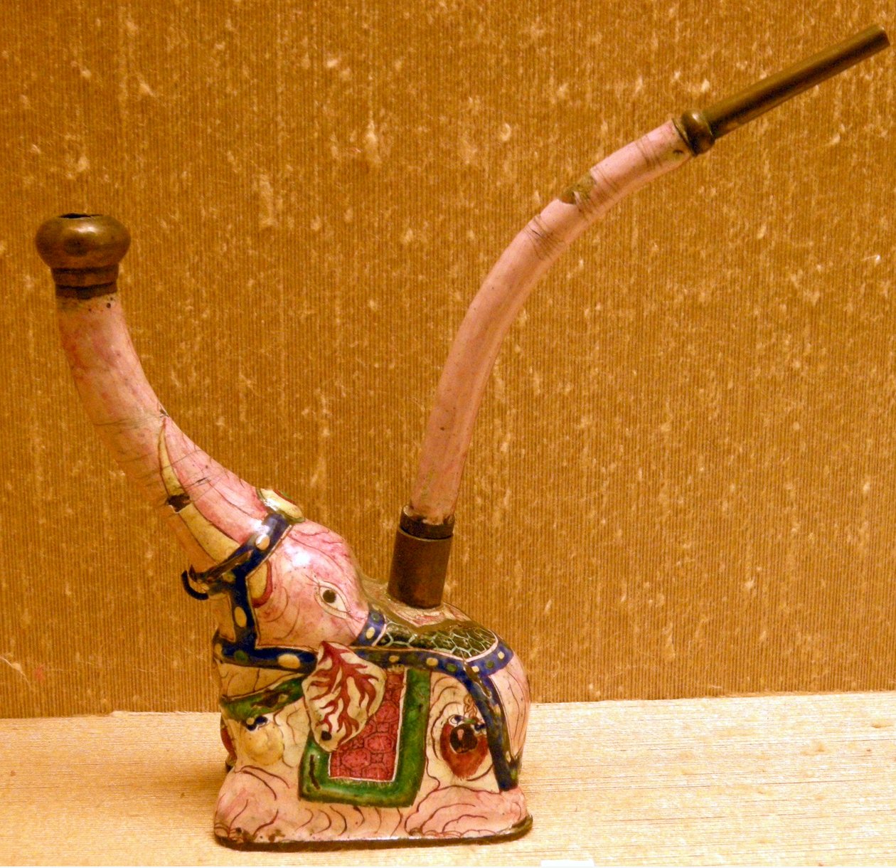 Tubulação de água em forma de elefante (louça de barro) de Chinese School